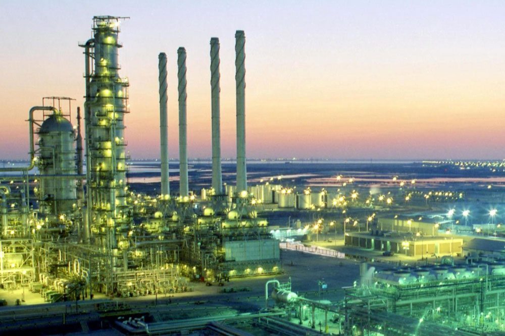 Саудовская аравия производство. Сауди Арамко. Нефтеперерабатывающий завод в Саудовской Аравии. Saudi Aramco месторождения нефти. Химический завод Саудовской Аравии.