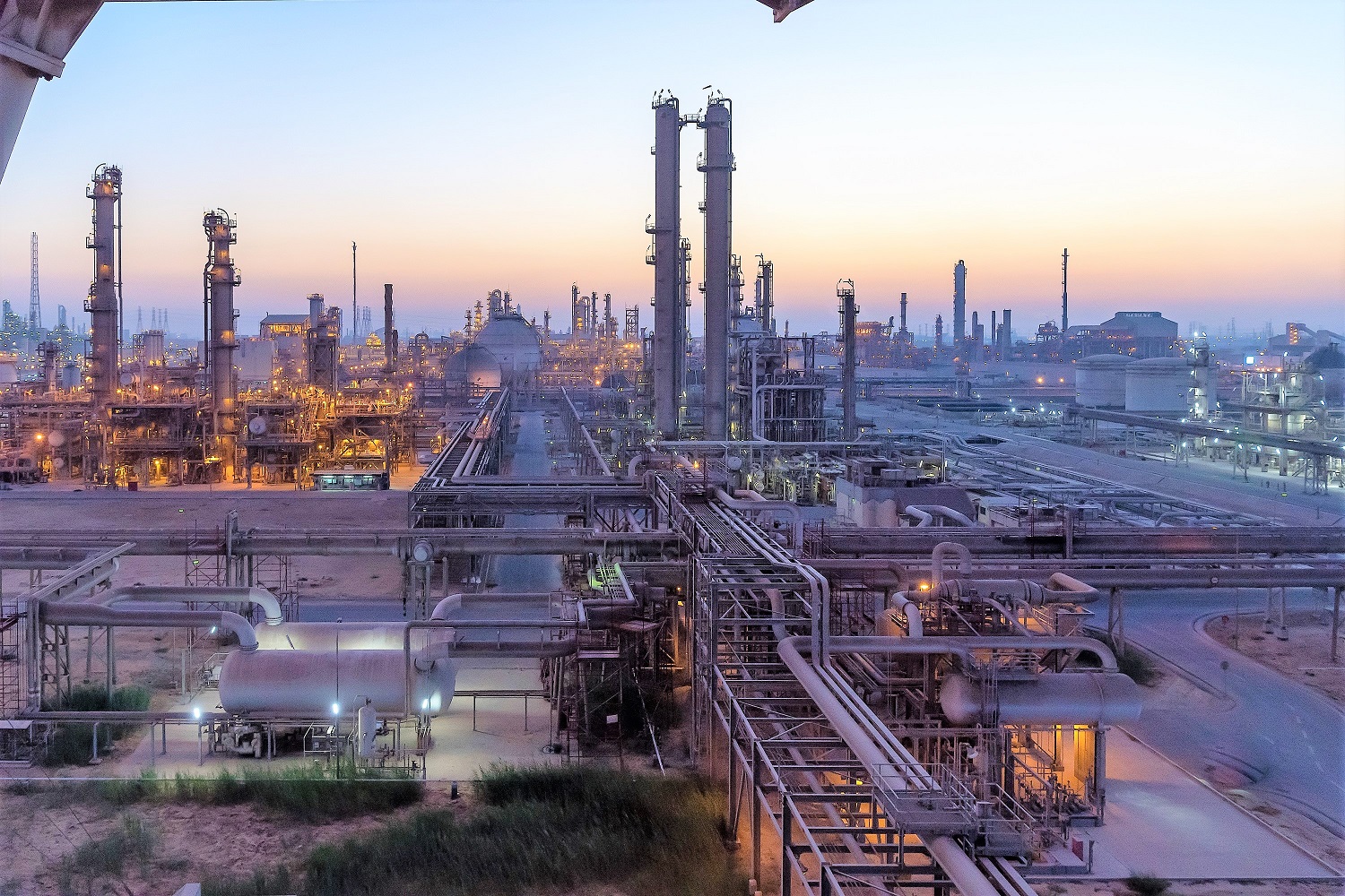 Саудовская аравия производство. Саудовская Аравия нефтехимический завод. Химический завод Саудовской Аравии. НПЗ Саудовской Аравии. Химическая промышленность Саудовская Аравия.